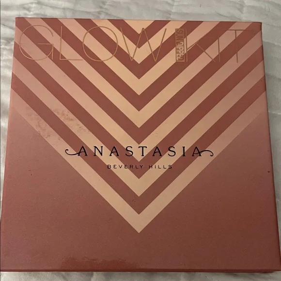Anastasia Beverly Hills Glow Kit in Rose and Gold - Picture 1 of 3